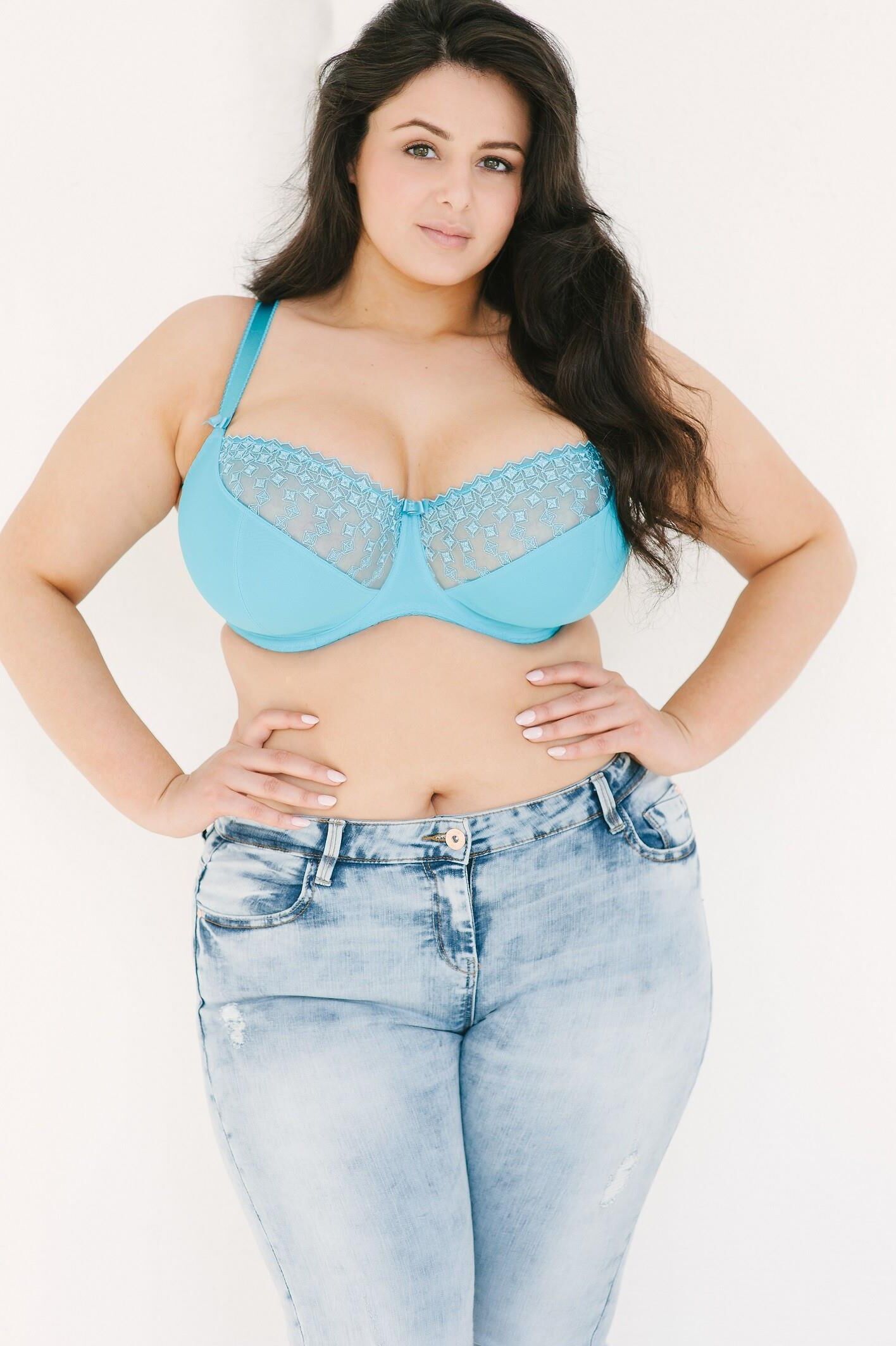Modelo de tamanho grande de Sophia Adams UK