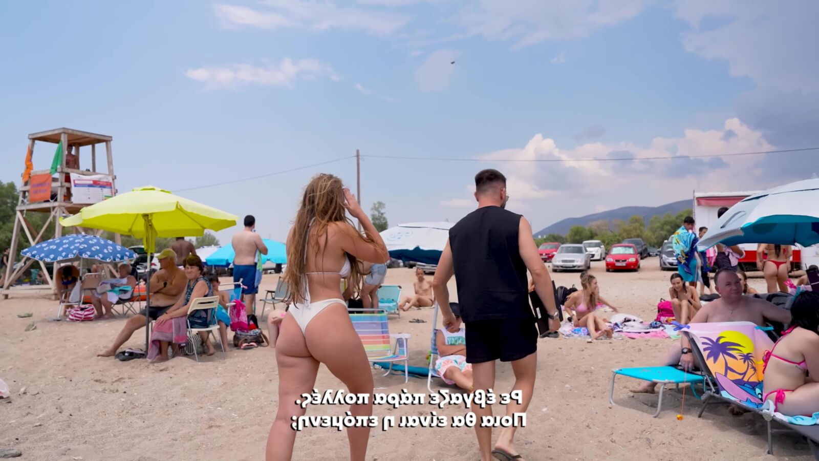 Perras griegas en la playa verano