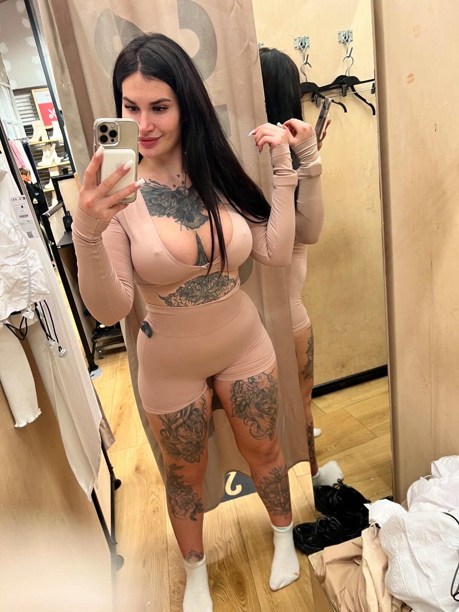 Alia tetona con tatuajes