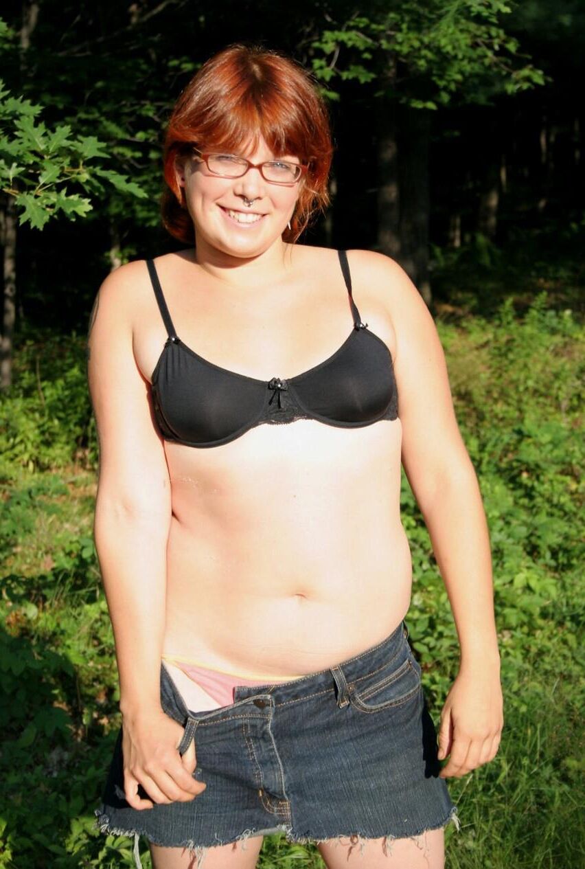 ぽっちゃりした毛むくじゃらの赤毛の10代の小さなふくらんでいるおっぱいが弱