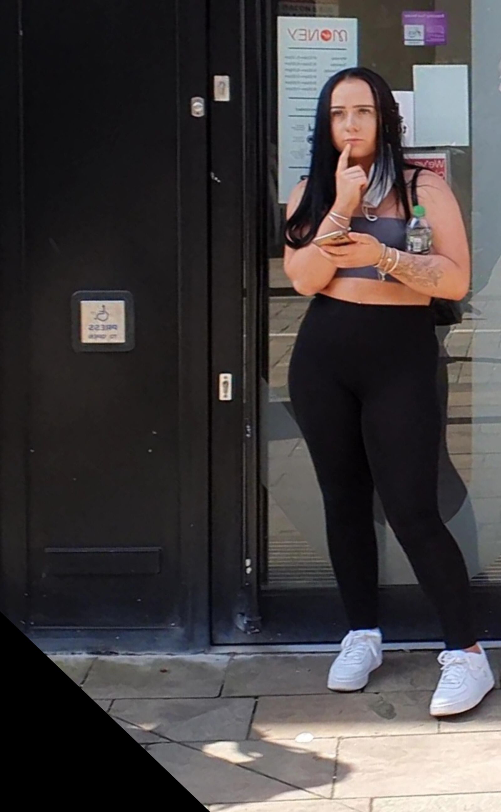 [Sincero] Chav muestra su gran trasero de burbuja