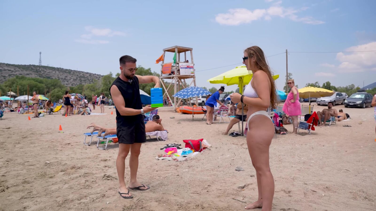 Perras griegas en la playa verano