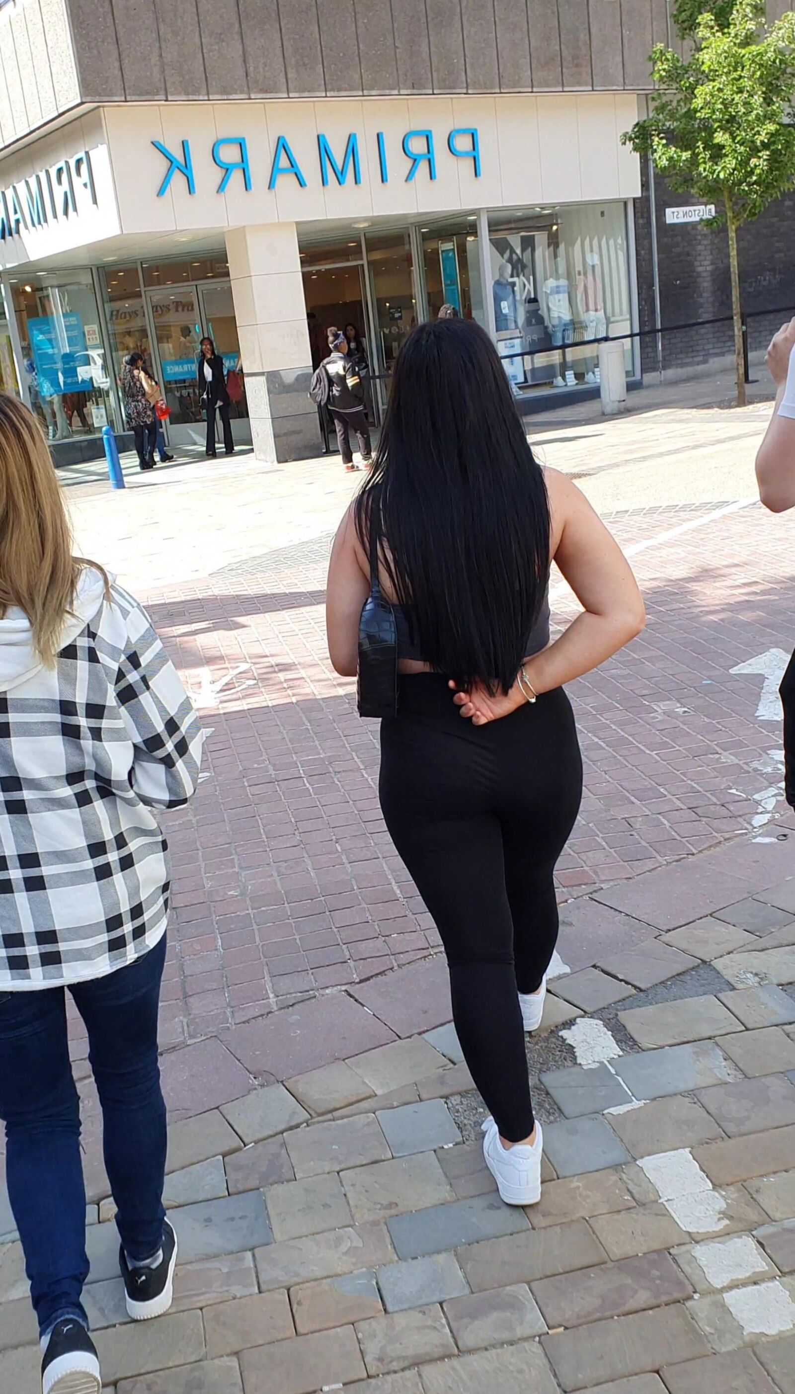 [Sincero] Chav muestra su gran trasero de burbuja