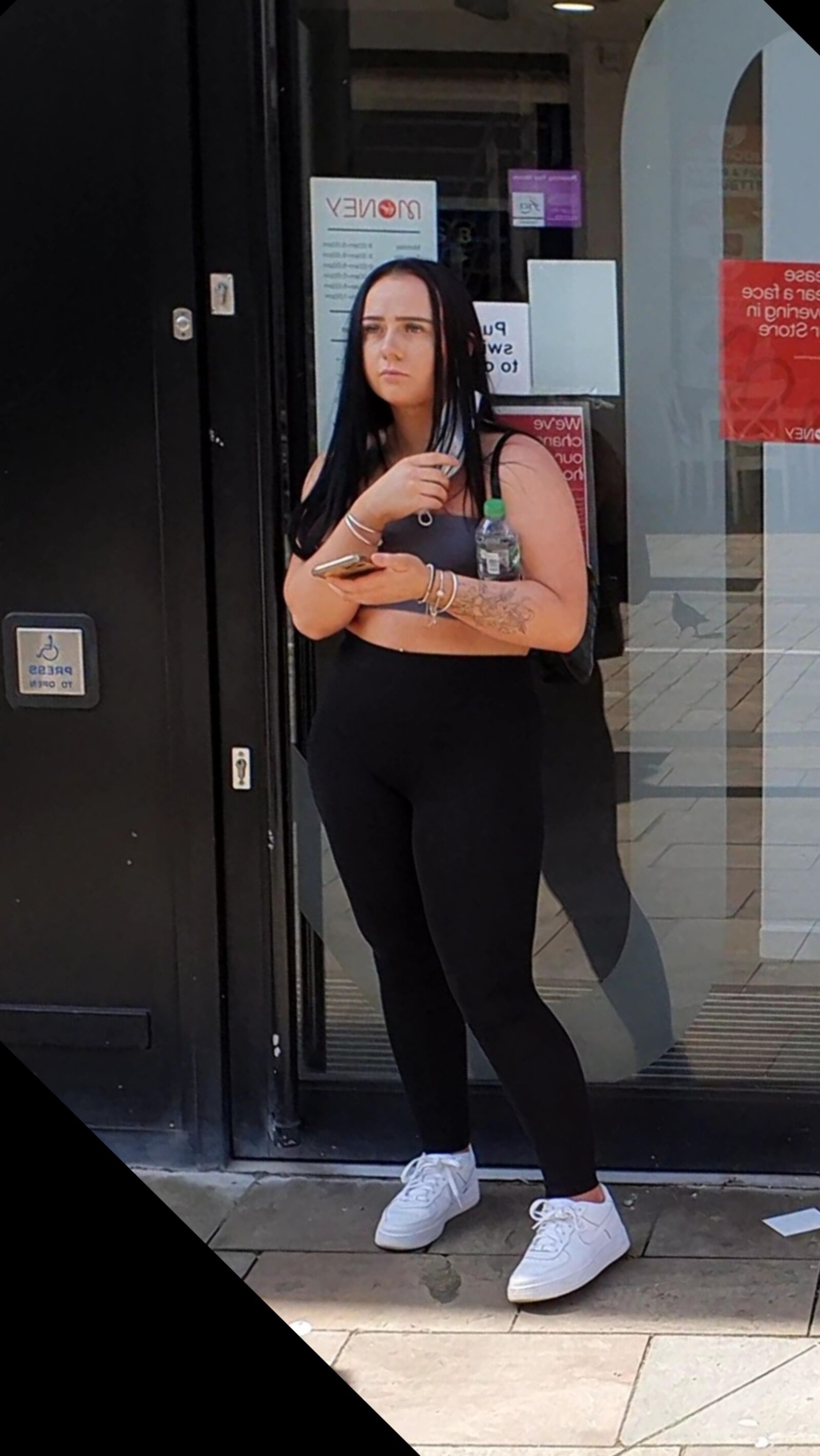 [Sincero] Chav muestra su gran trasero de burbuja