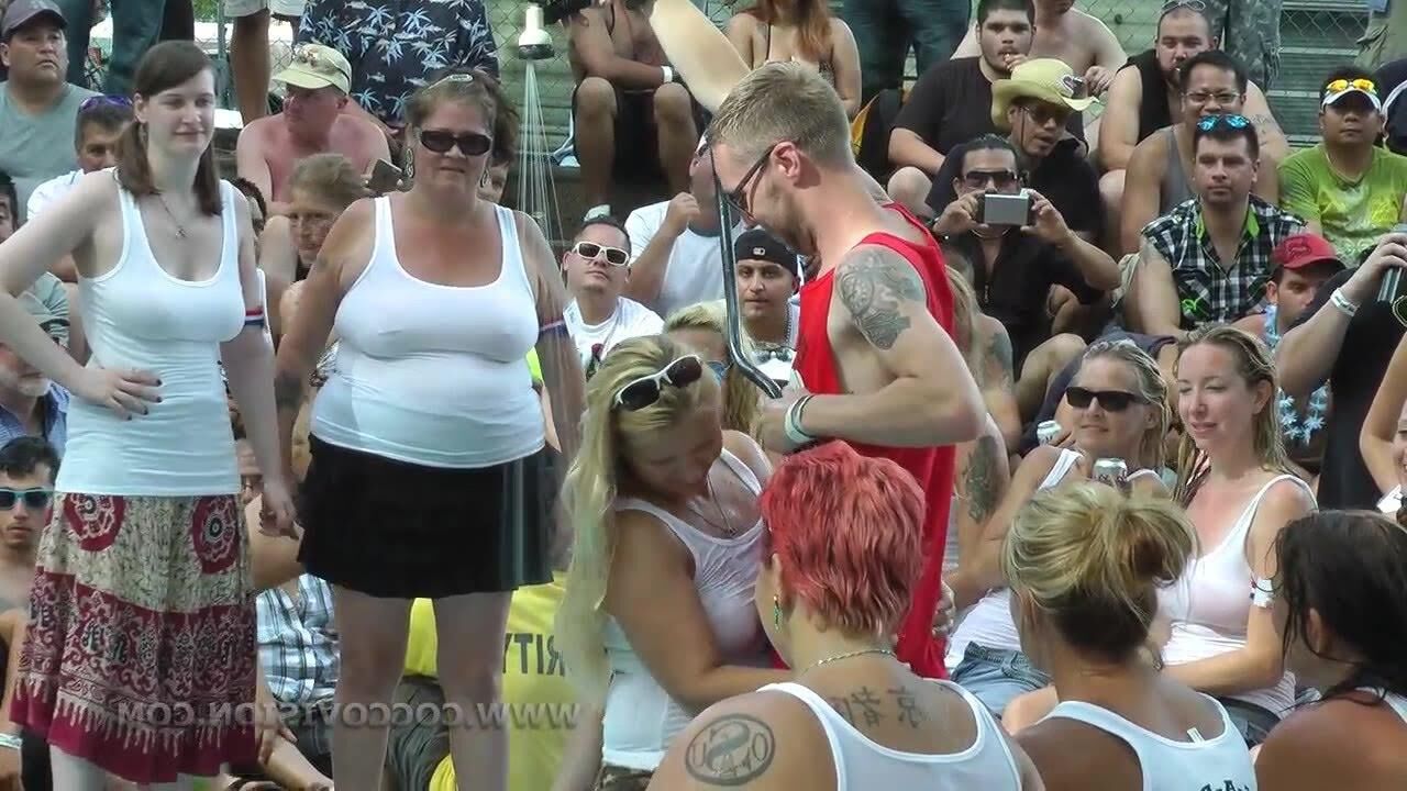 Nerd babe con grandes tetas primera tira pública