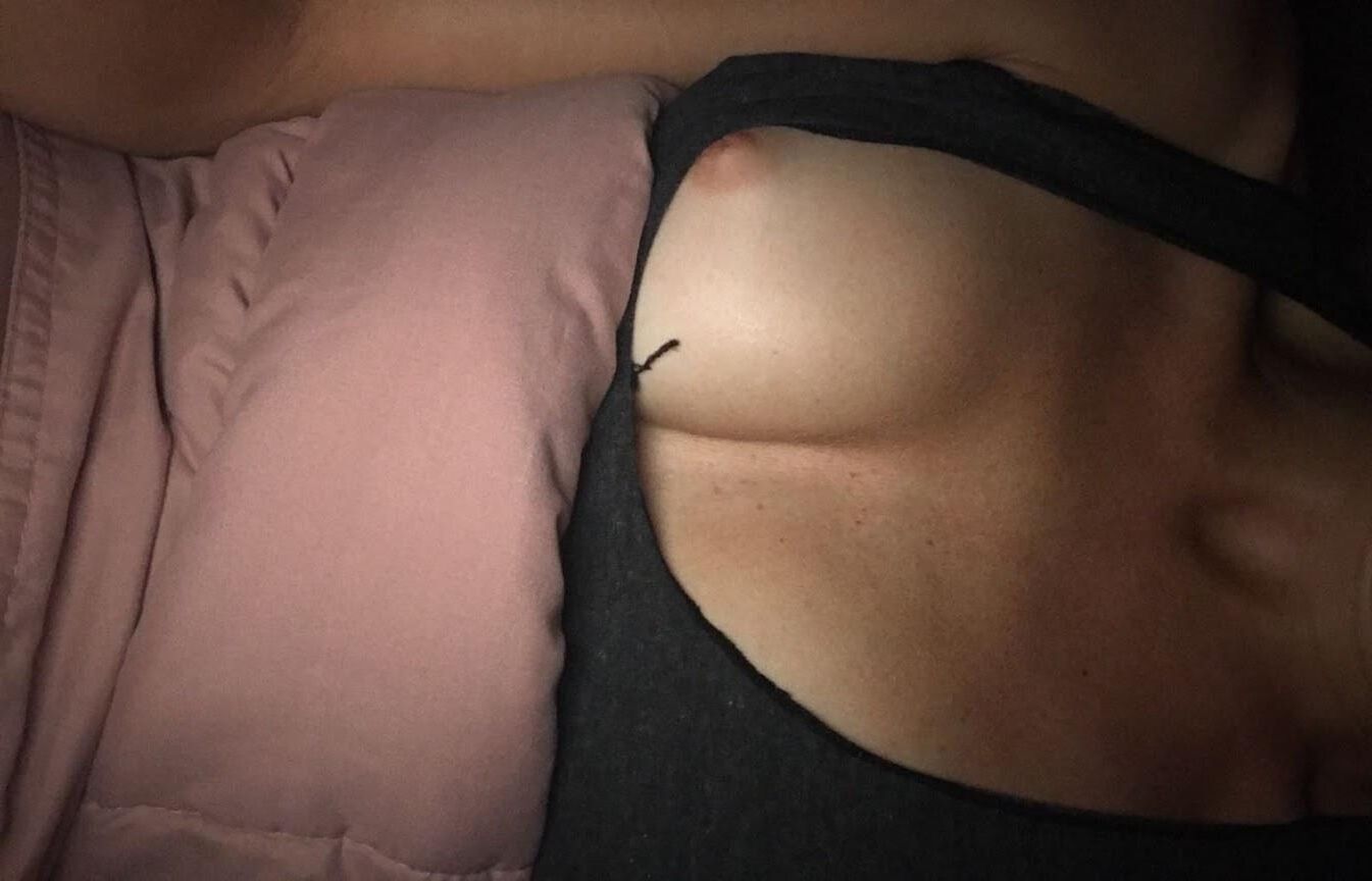 Hotwife expuesto botín fit adolescente topless selfie cuck zorra compartida