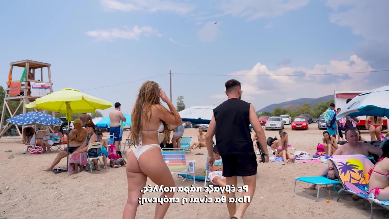 Perras griegas en la playa verano
