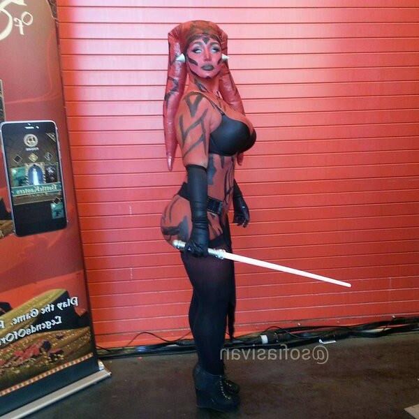 Curvas de cosplay de Sofía Sivan