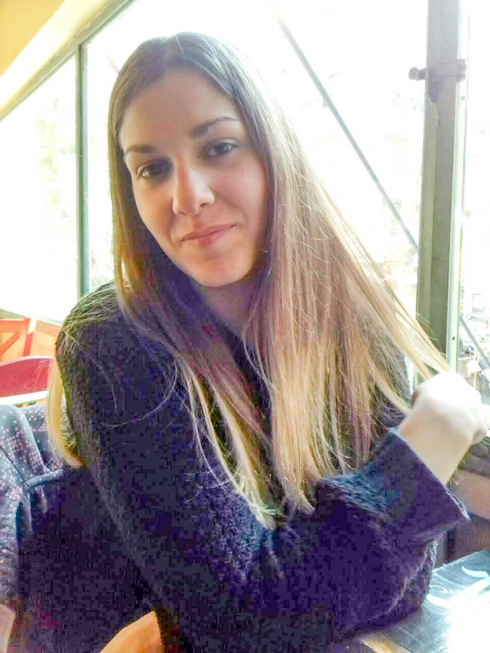 Horny posant GF pour des commentaires sales et des hommages à sperme