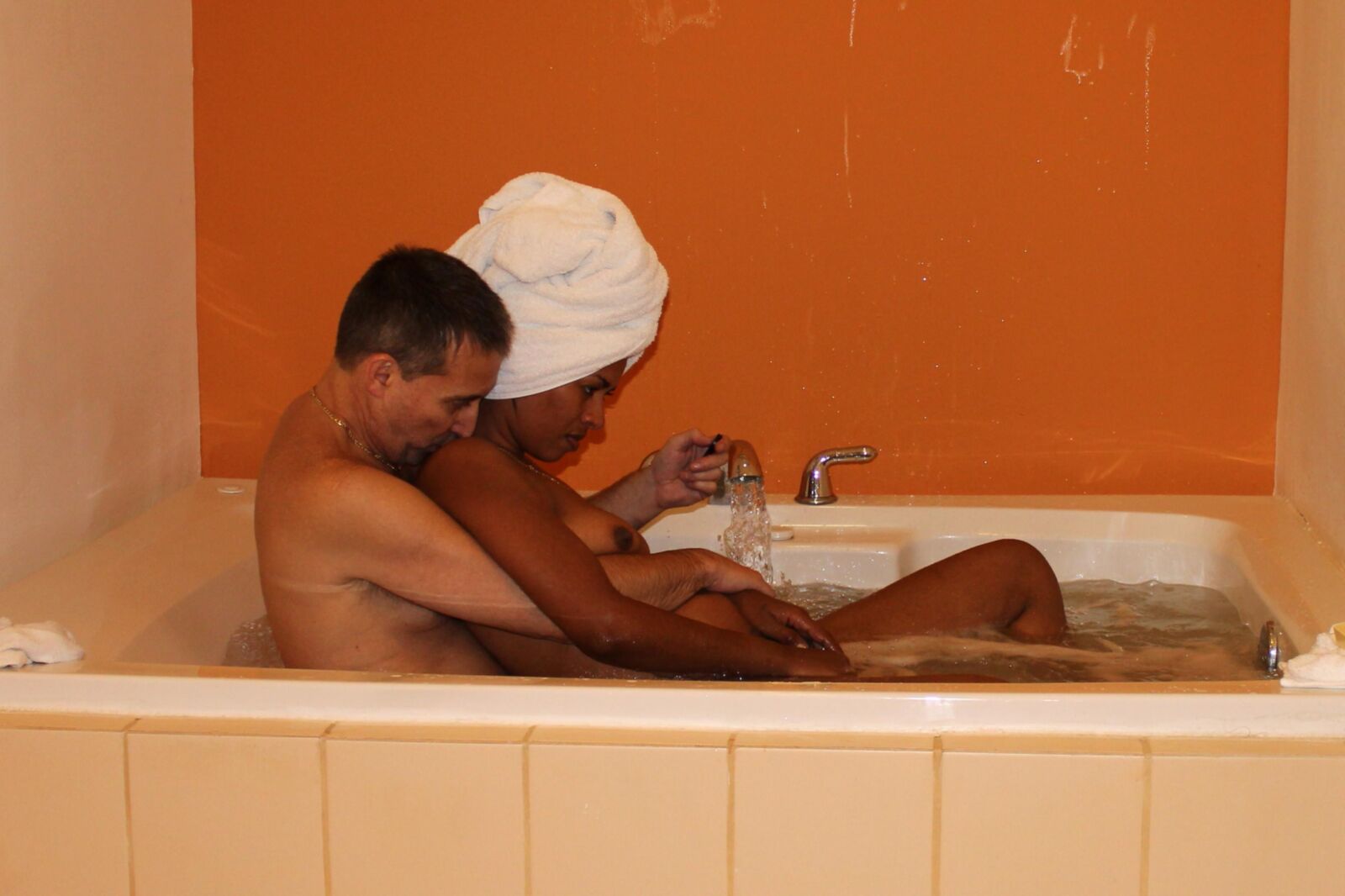 Lindo Milf Femdom preto entrega Jacuzzi enfrentando prazer