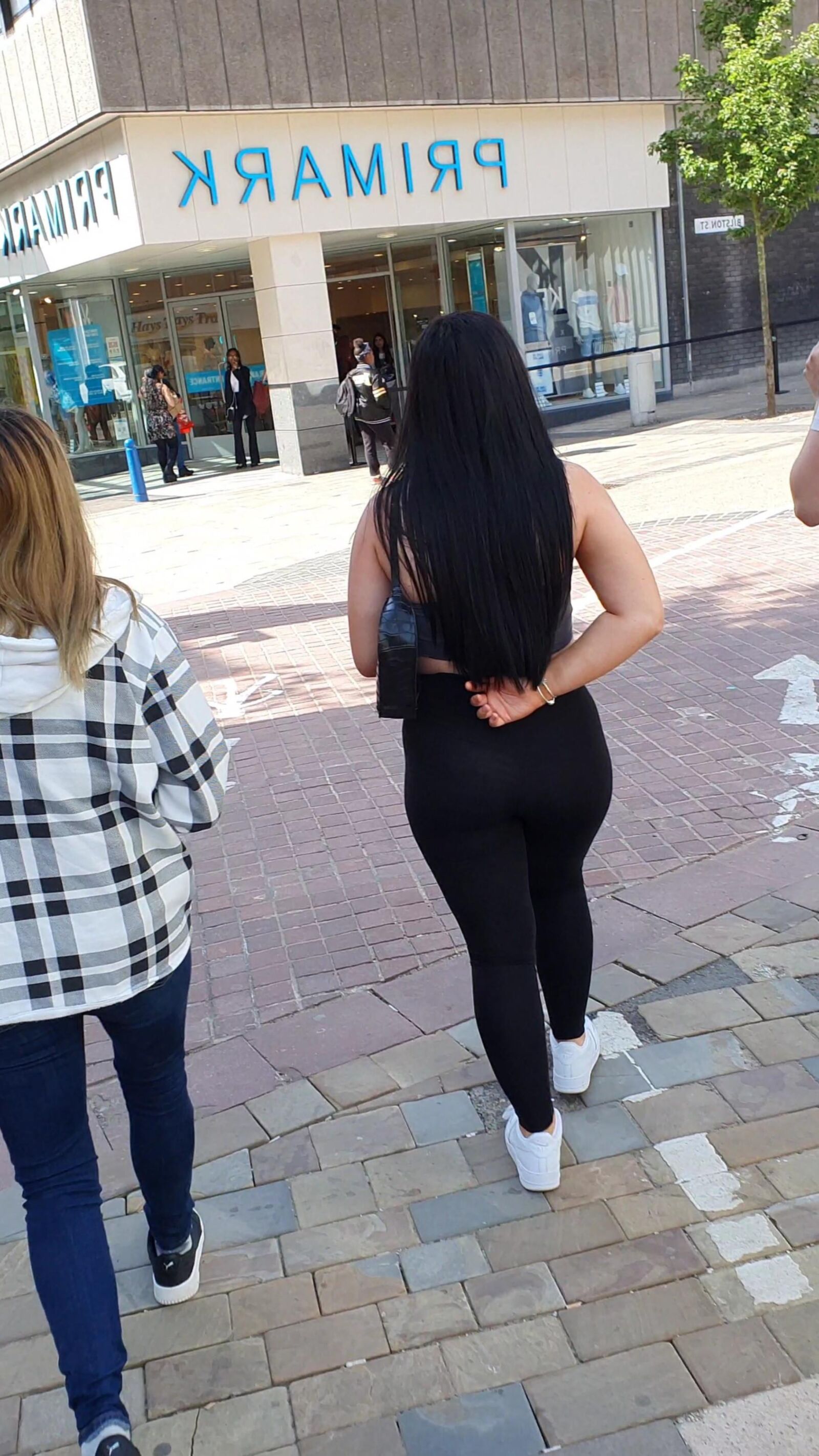 [Sincero] Chav muestra su gran trasero de burbuja