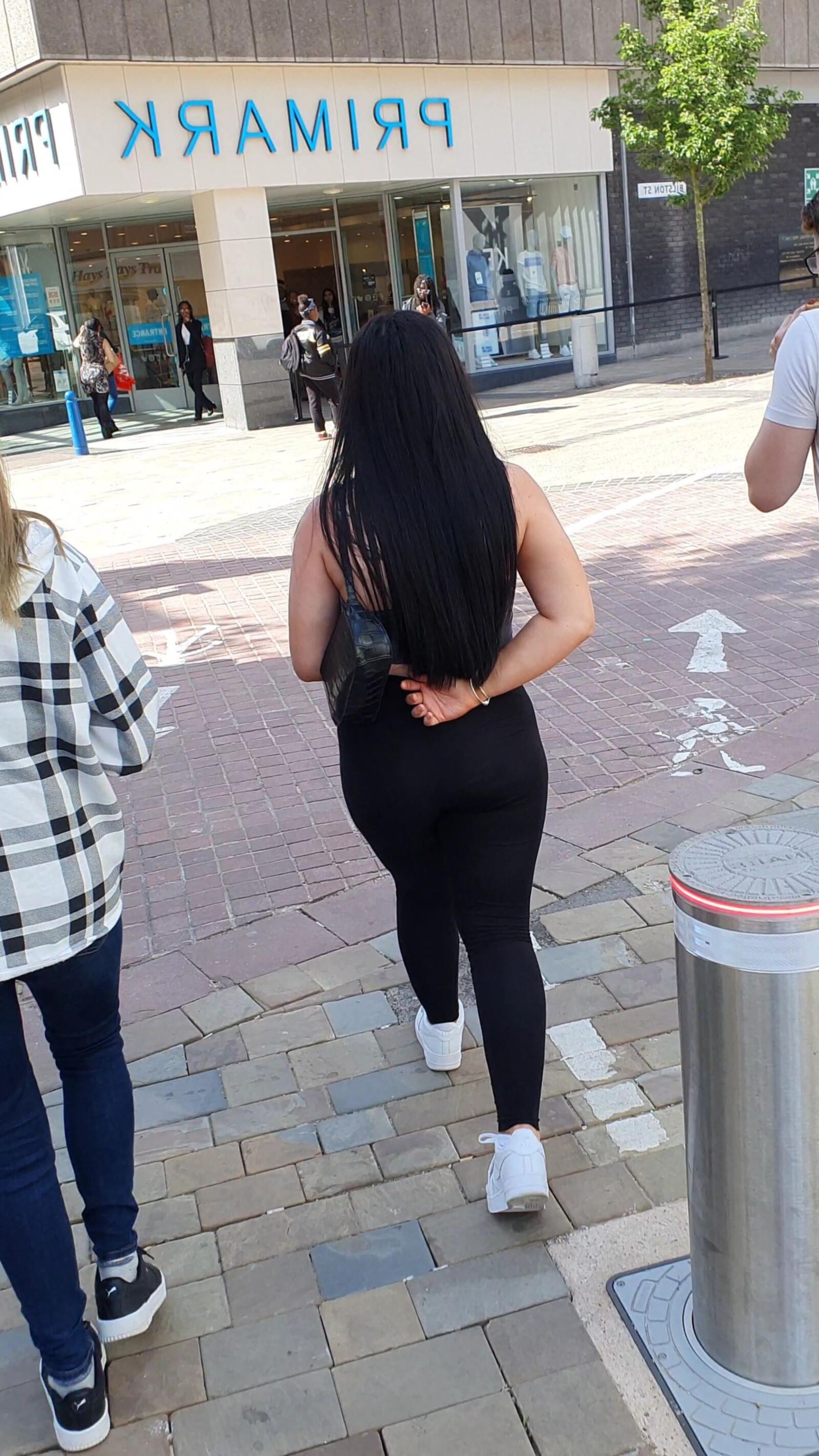 [Sincero] Chav muestra su gran trasero de burbuja