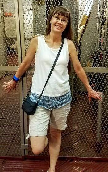 気付いていない毛むくじゃらの妻トニ