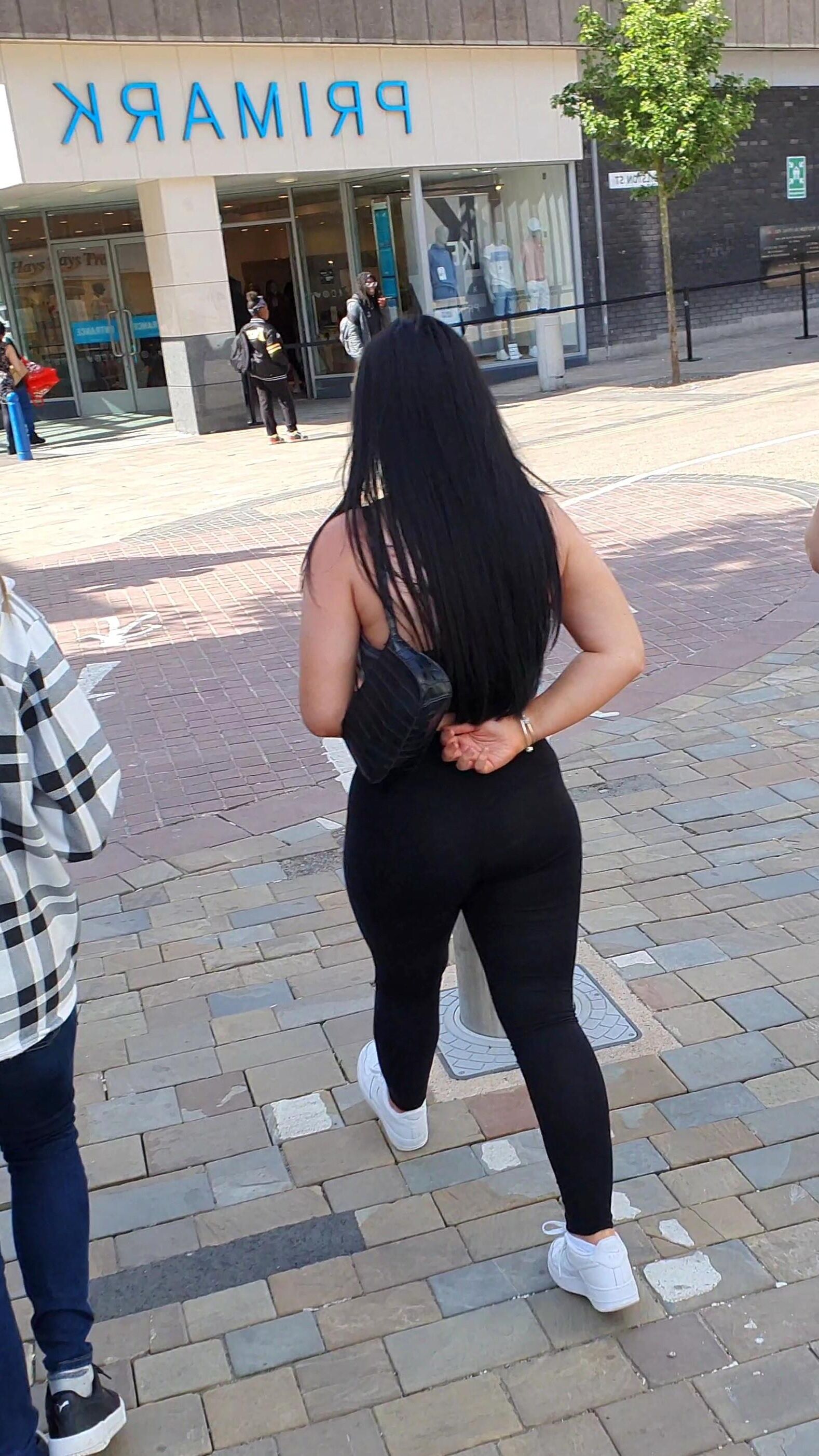 [Sincero] Chav muestra su gran trasero de burbuja
