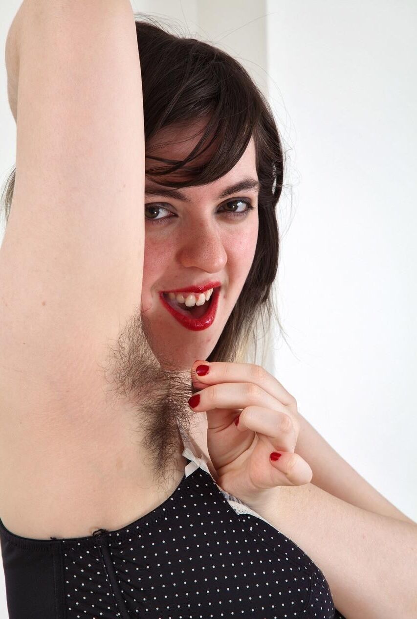 UNE SOUBRETTE DODUE AVEC UNE BELLE CHATTE POILUE