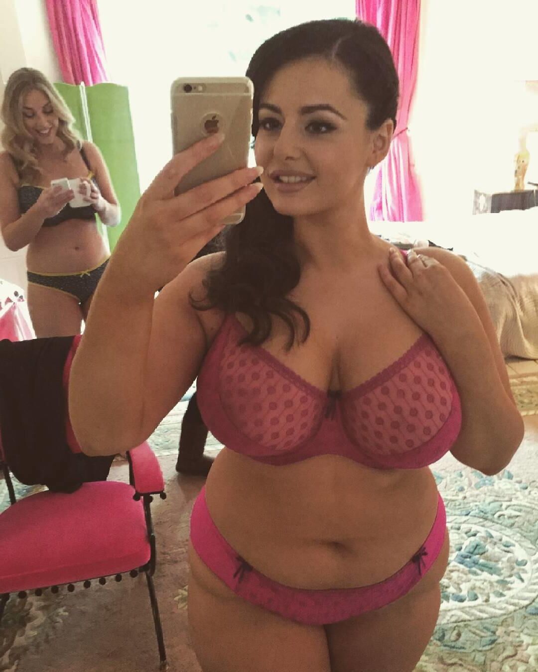 Modelo de tamanho grande de Sophia Adams UK