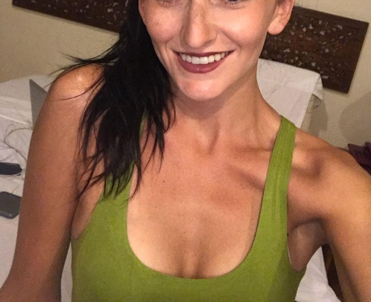 Hotwife expuesto botín fit adolescente topless selfie cuck zorra compartida