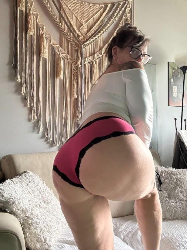 Más azadas y perras más dulces desnudas