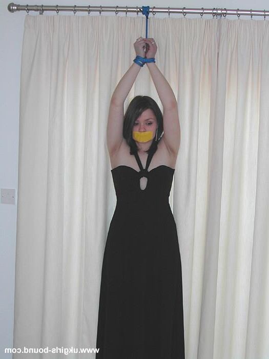 Katrina amarrada em vestido