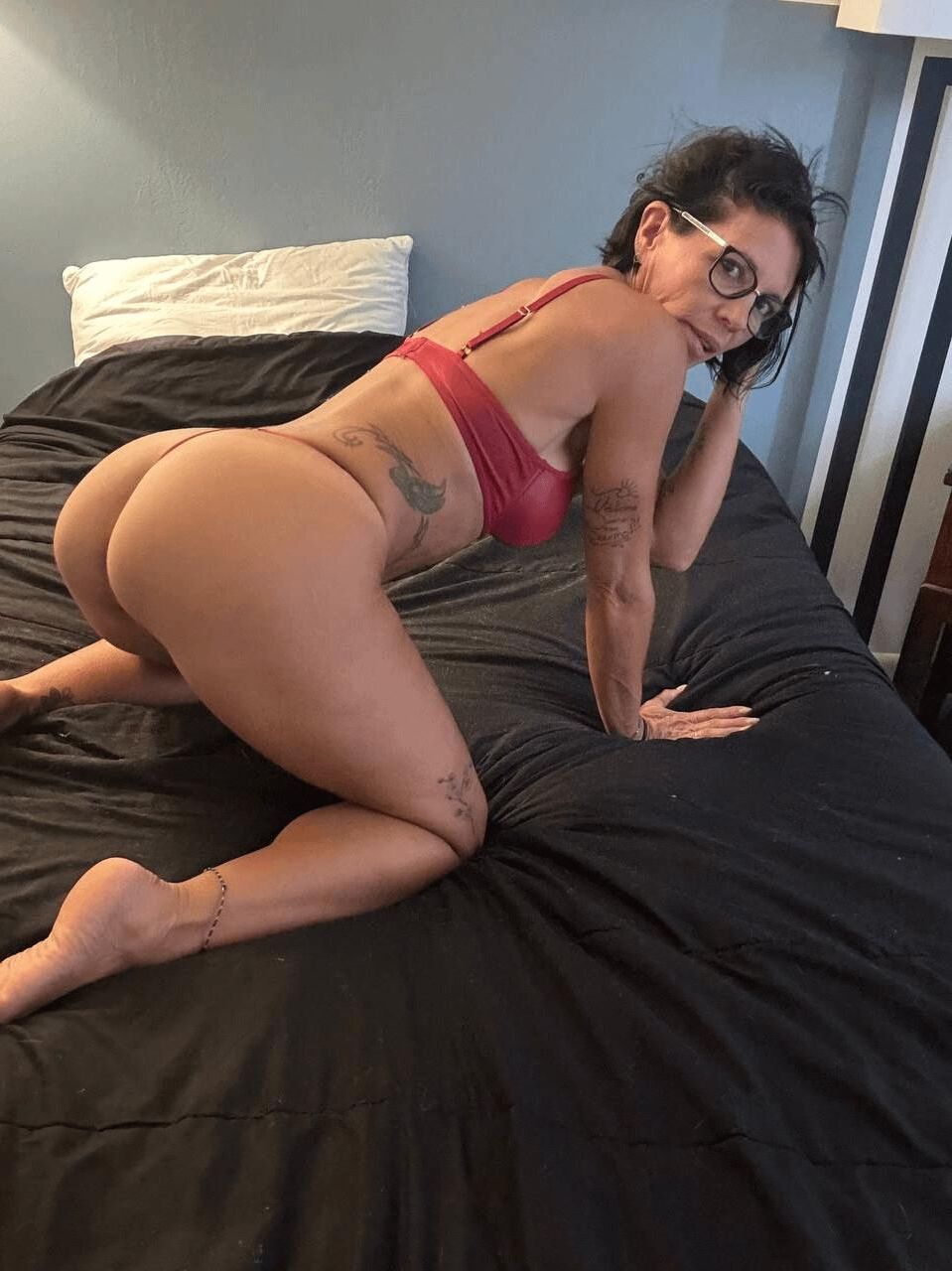 Más azadas y perras más dulces desnudas