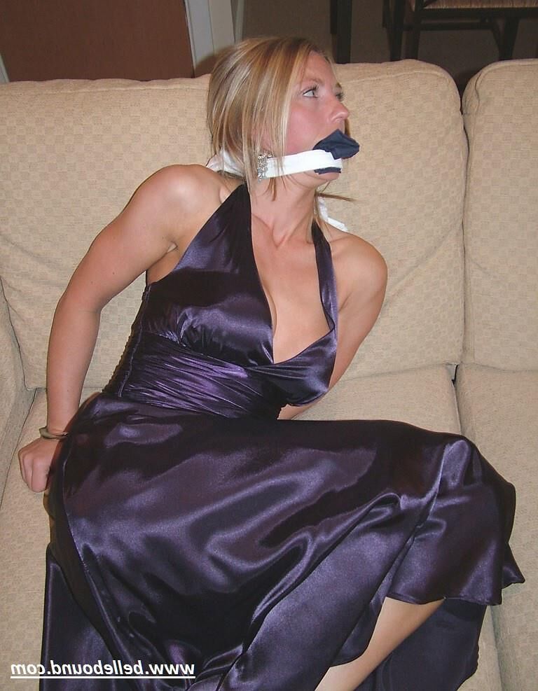 Charlie Dee amarrado em vestido de cetim roxo