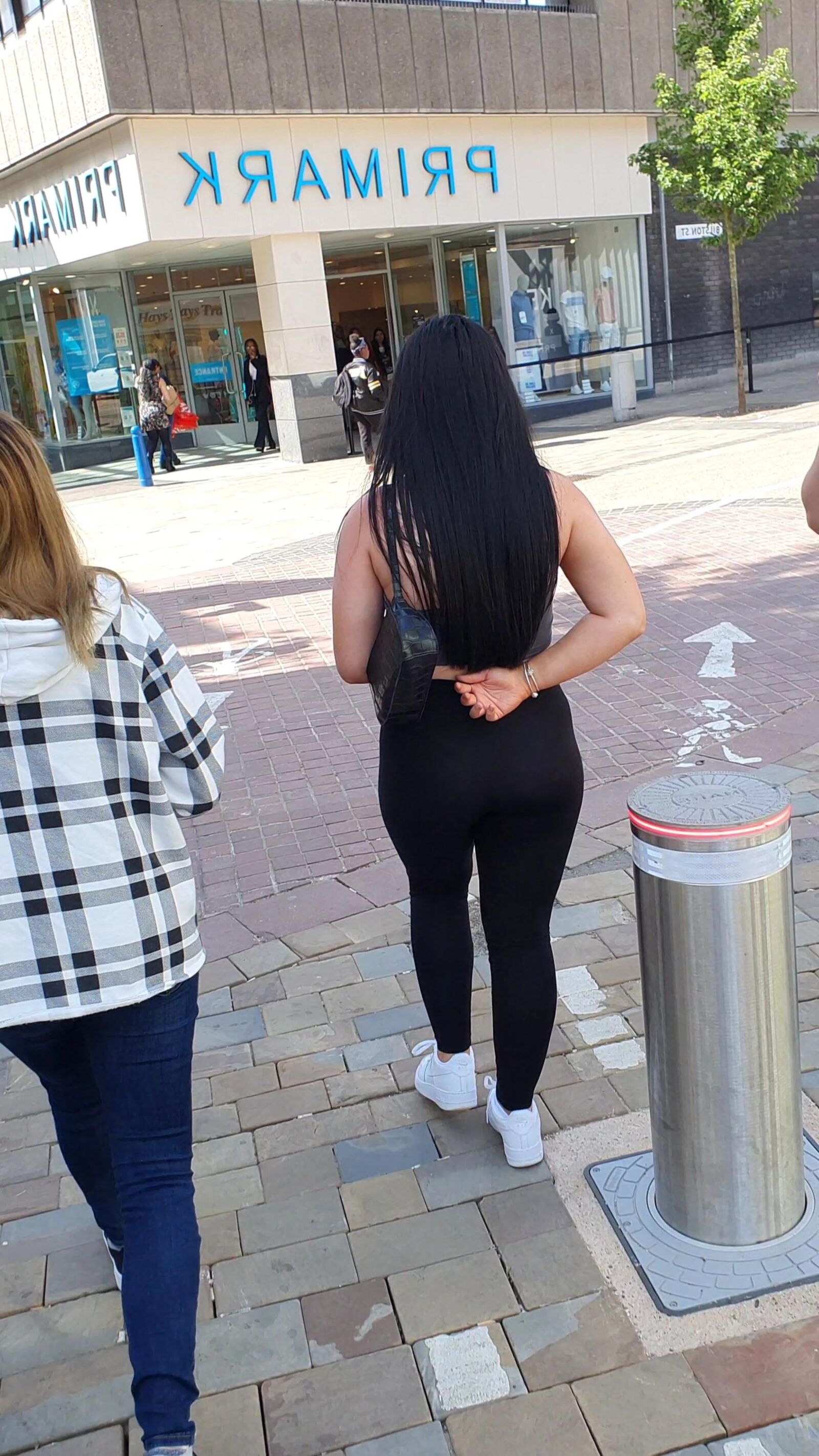 [Sincero] Chav muestra su gran trasero de burbuja