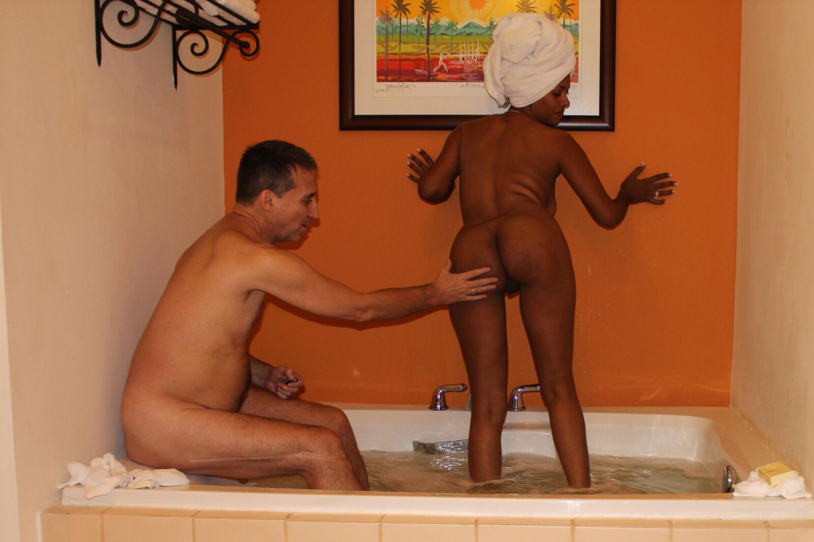 Lindo Milf Femdom preto entrega Jacuzzi enfrentando prazer