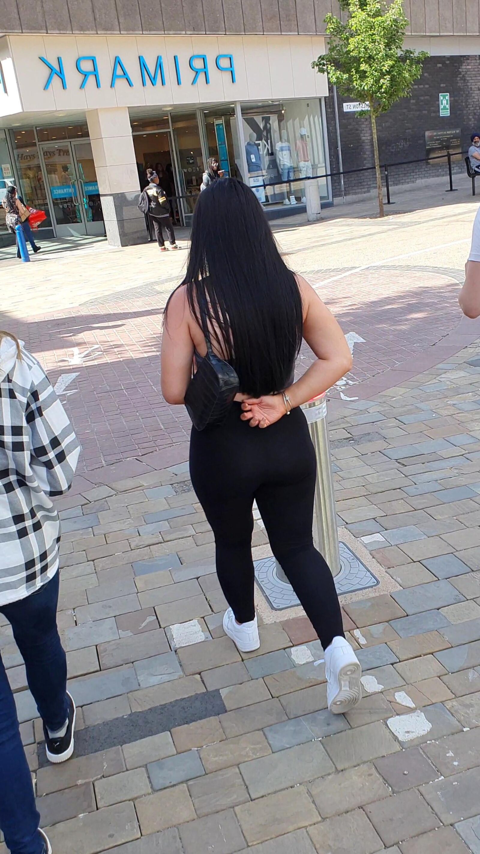 [Sincero] Chav muestra su gran trasero de burbuja