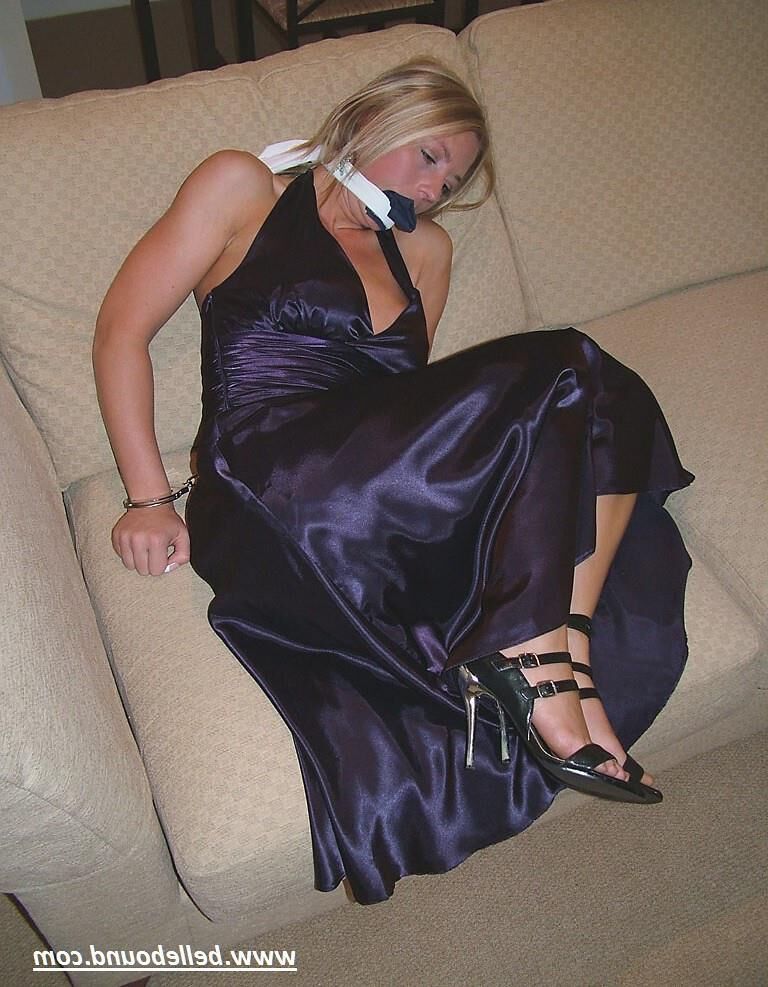 Charlie Dee amarrado em vestido de cetim roxo