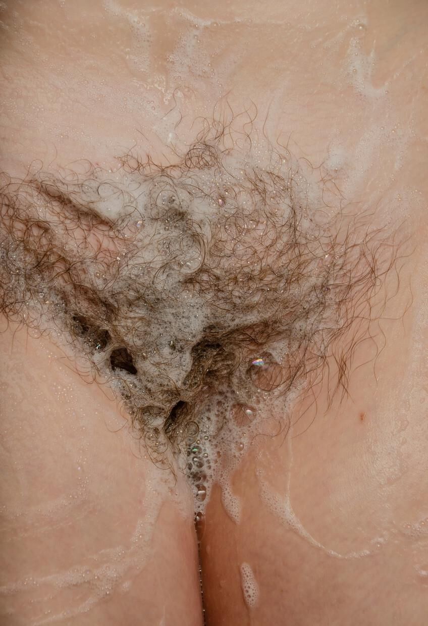 DélicieuseJeune Grassouillette Dodue et Poilue Sous La Douche