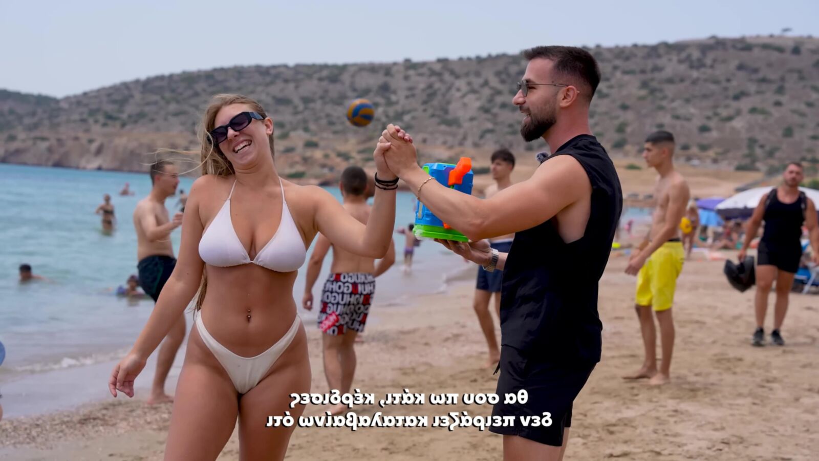Perras griegas en la playa verano
