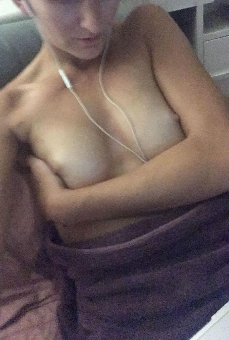 Hotwife expuesto botín fit adolescente topless selfie cuck zorra compartida