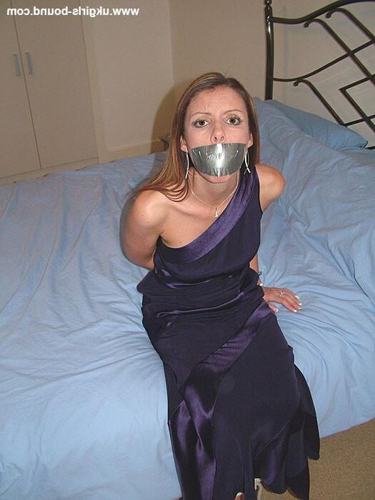 Clair amarrado em vestido roxo