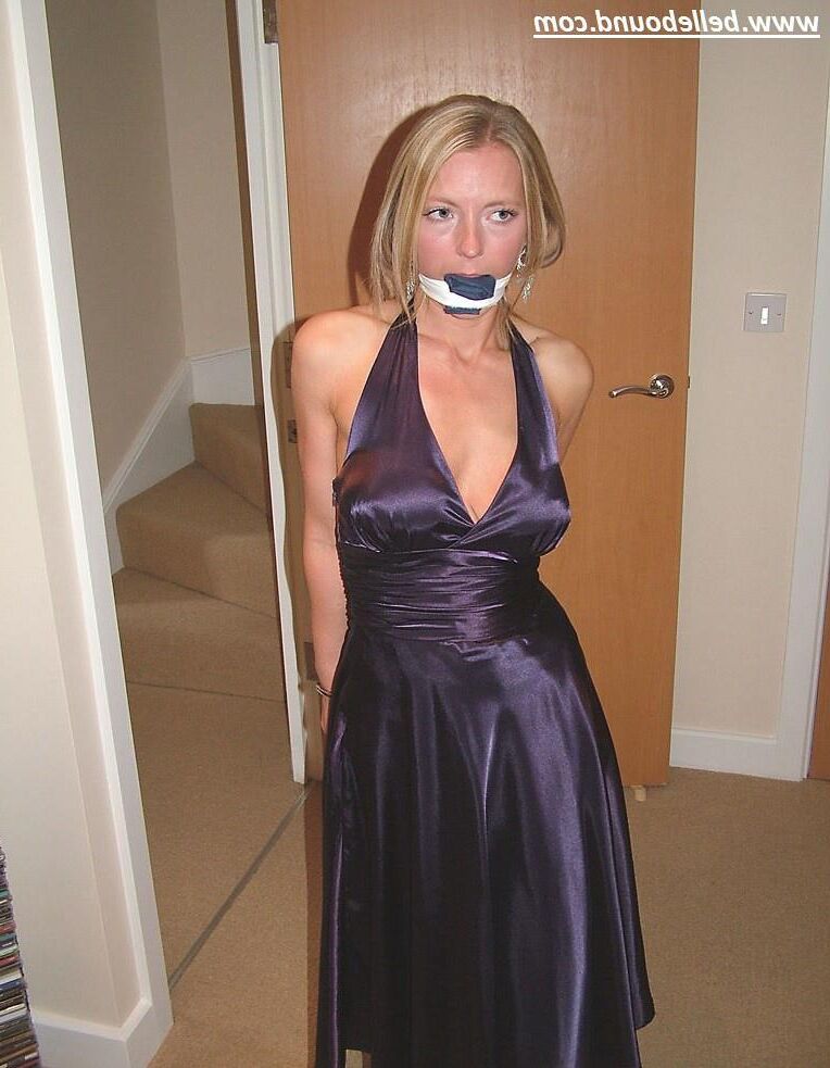Charlie Dee amarrado em vestido de cetim roxo