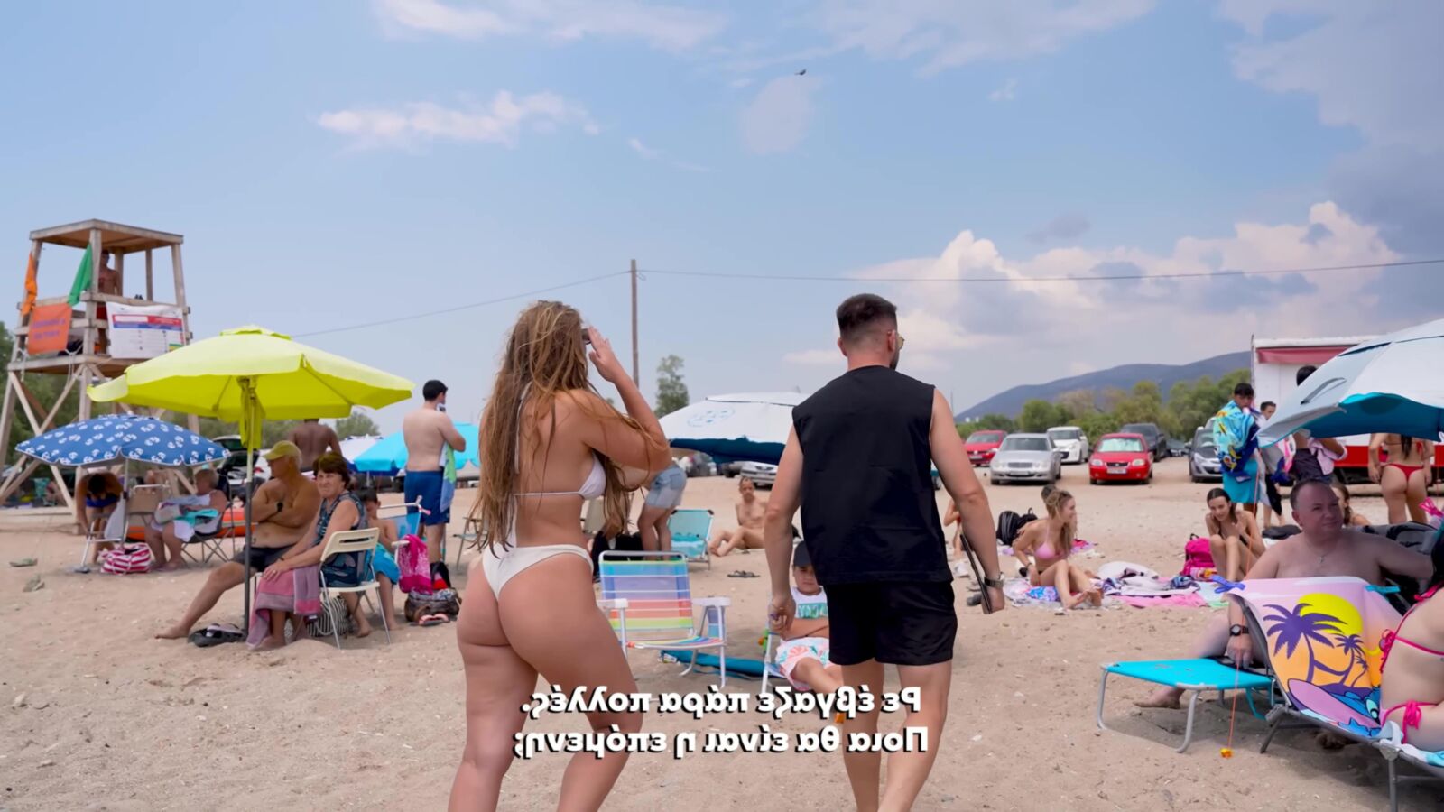 Perras griegas en la playa verano