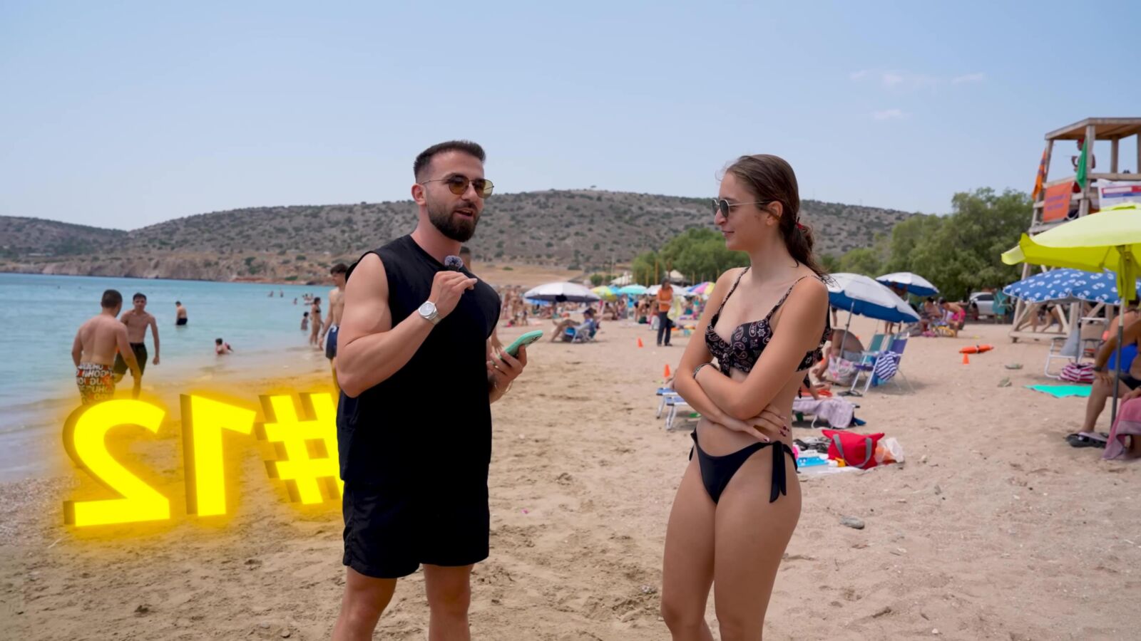Perras griegas en la playa verano