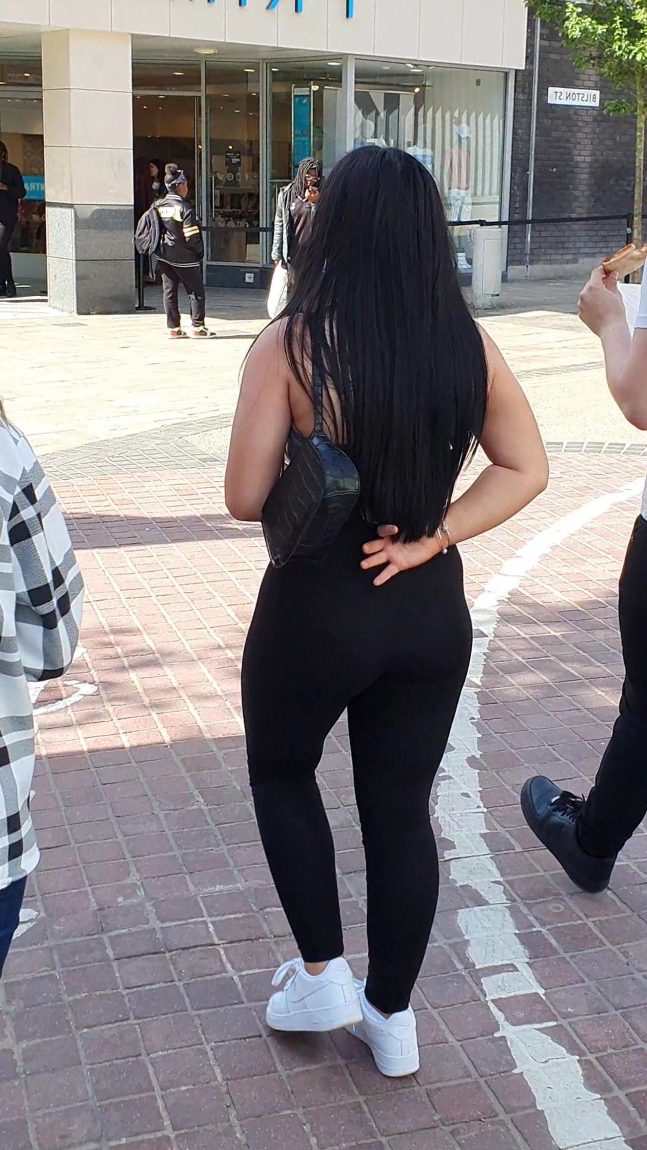 [Sincero] Chav muestra su gran trasero de burbuja