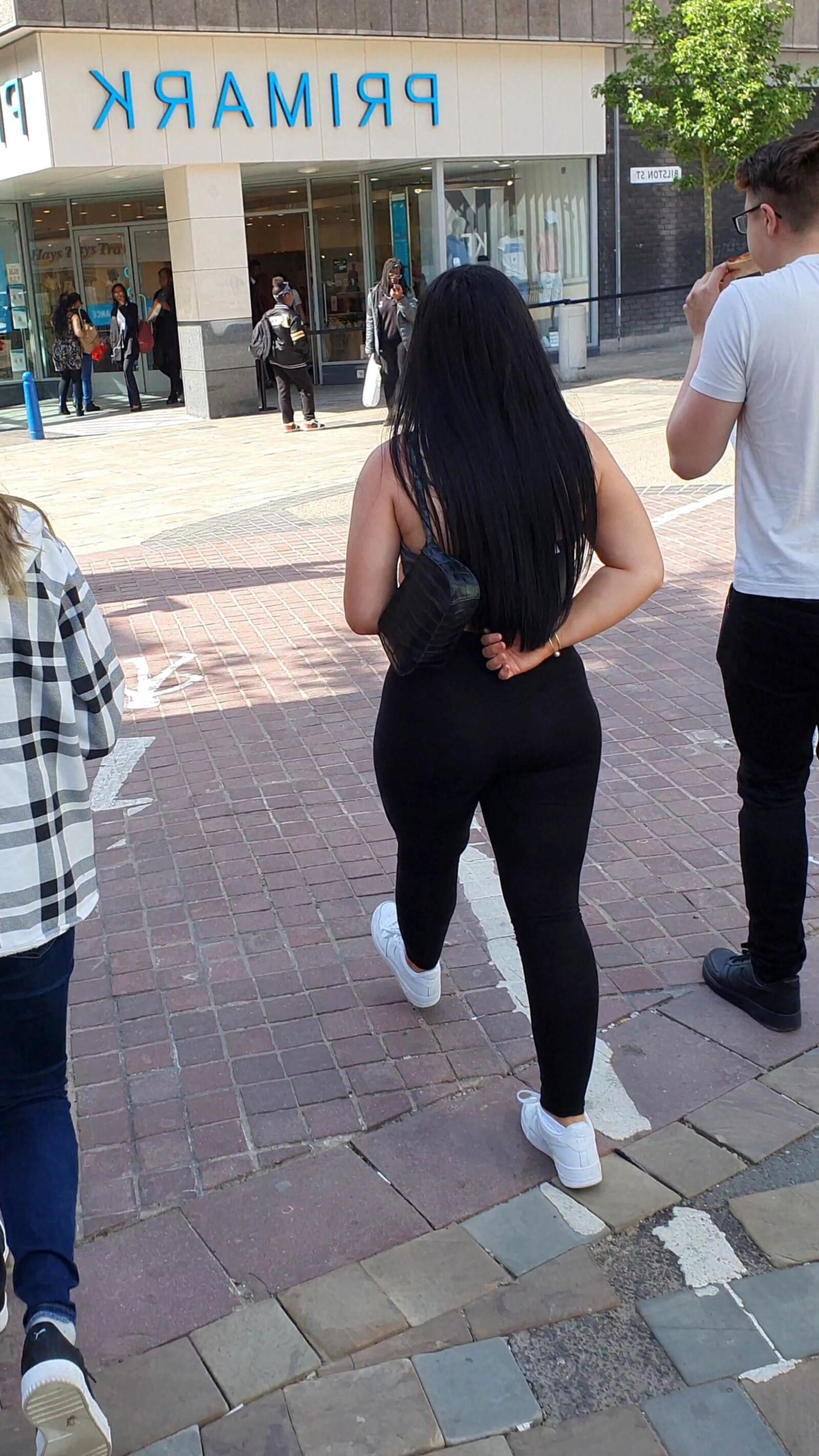 [Sincero] Chav muestra su gran trasero de burbuja