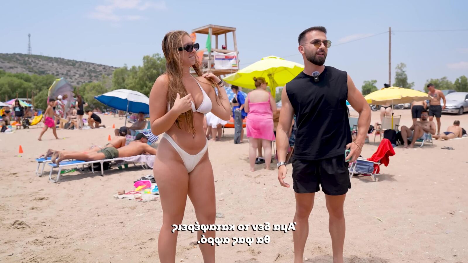 Perras griegas en la playa verano