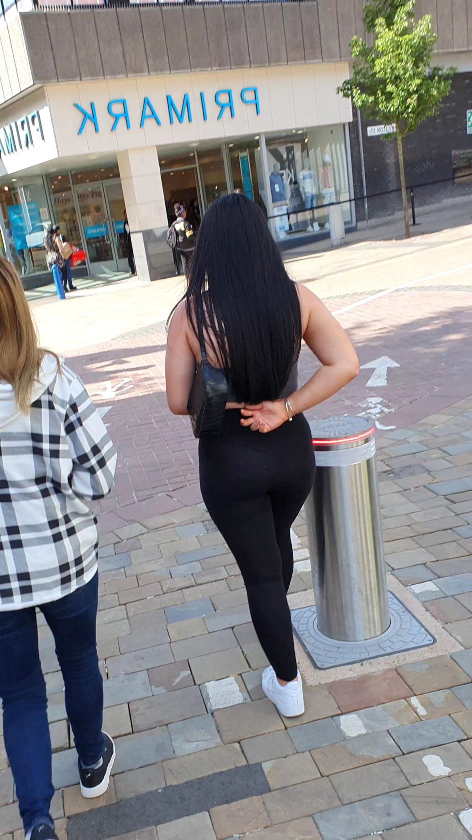 [Sincero] Chav muestra su gran trasero de burbuja