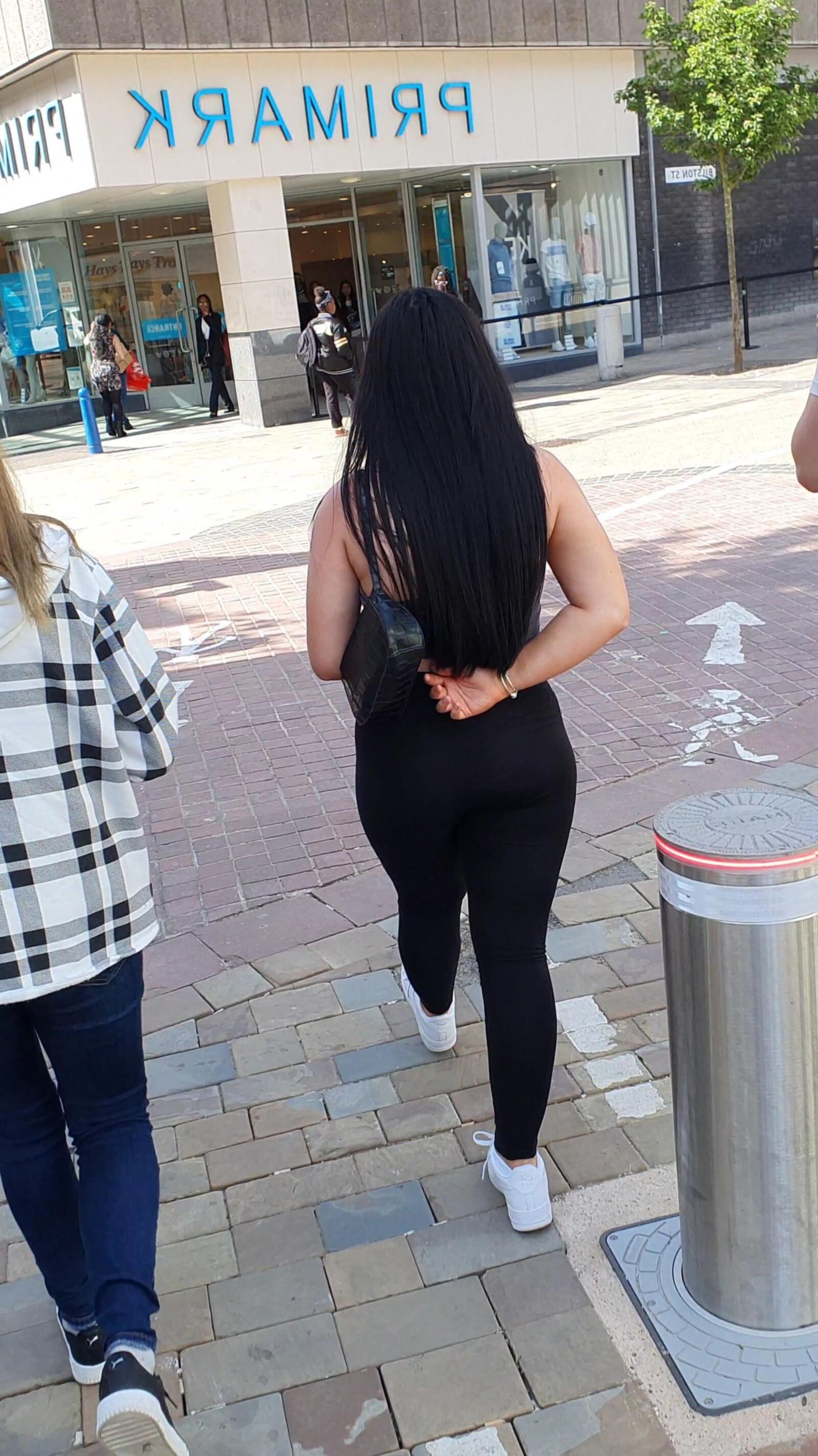[Sincero] Chav muestra su gran trasero de burbuja