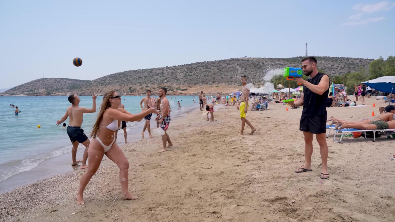 Perras griegas en la playa verano