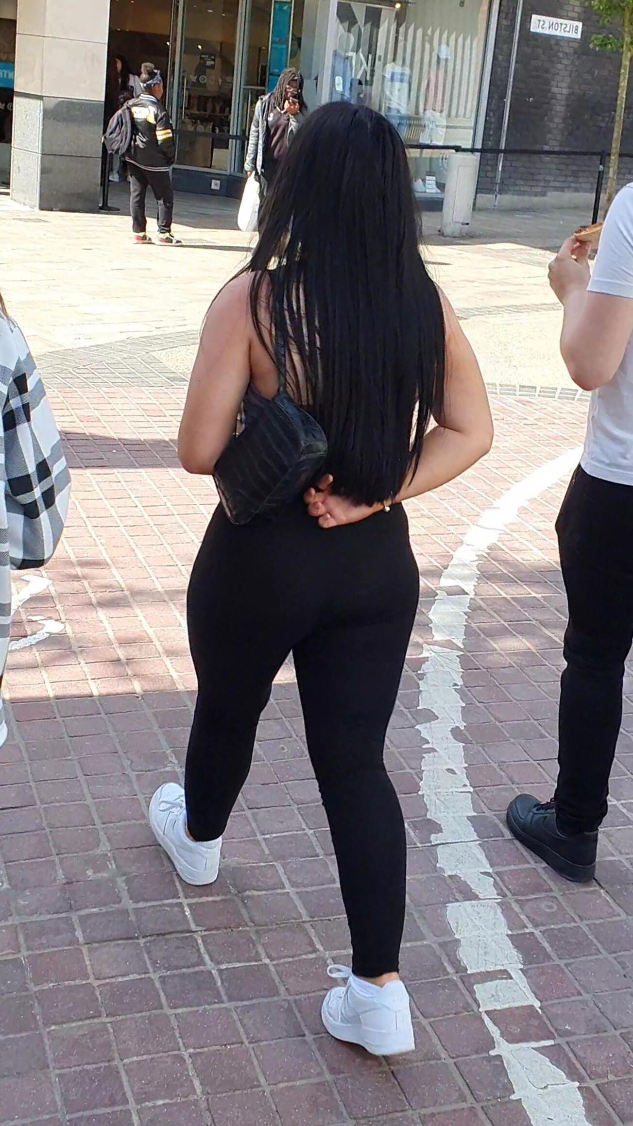 [Sincero] Chav muestra su gran trasero de burbuja