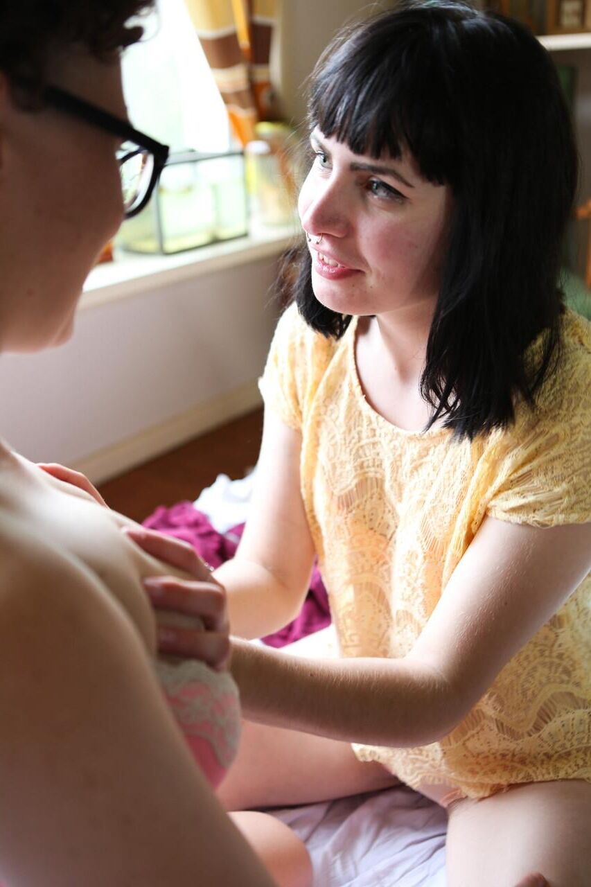 Jeunes et Jolies Guuines Avec des Petits Nichons