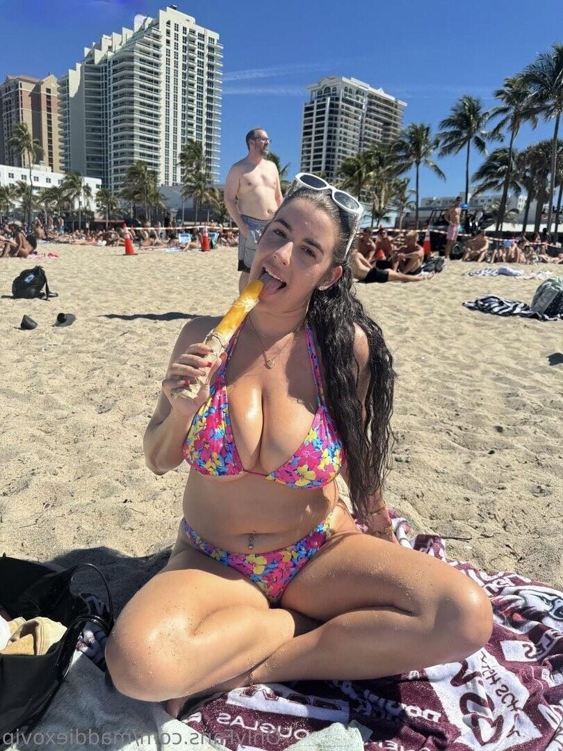 Madison enormes peitos grandes beleza morena menina mista tiros quentes