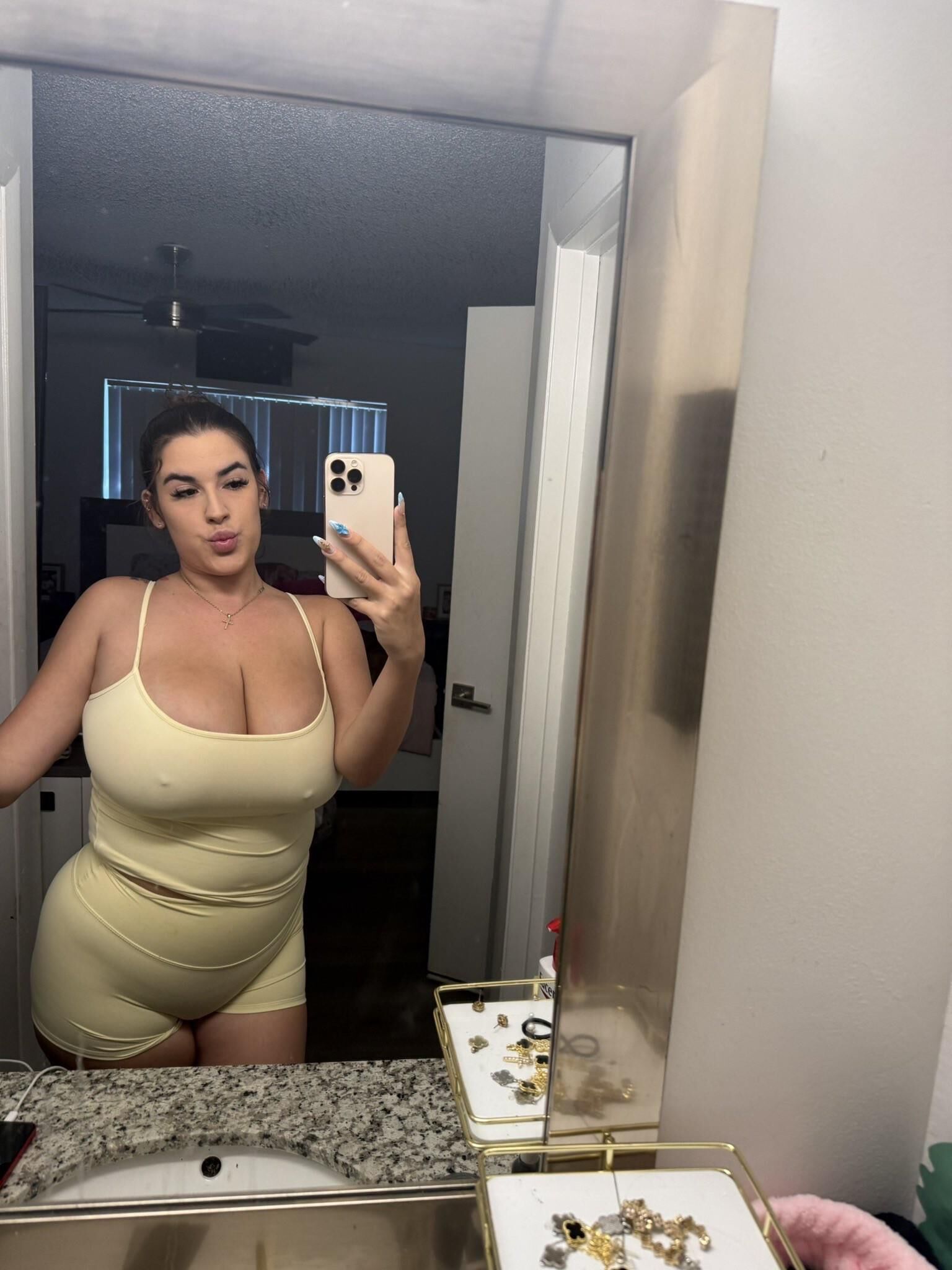 Madison enormes peitos grandes beleza morena menina mista tiros quentes