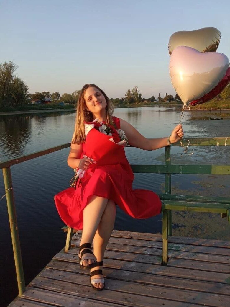 Ishyn出身の若いロシアのDashaは、成熟の最初のステップ