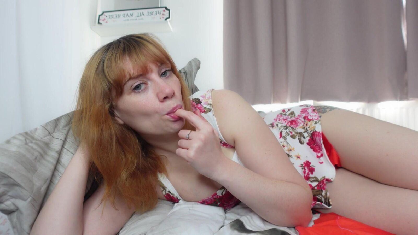 Jodie (Marie) susurrando palabras de jurisprudencia