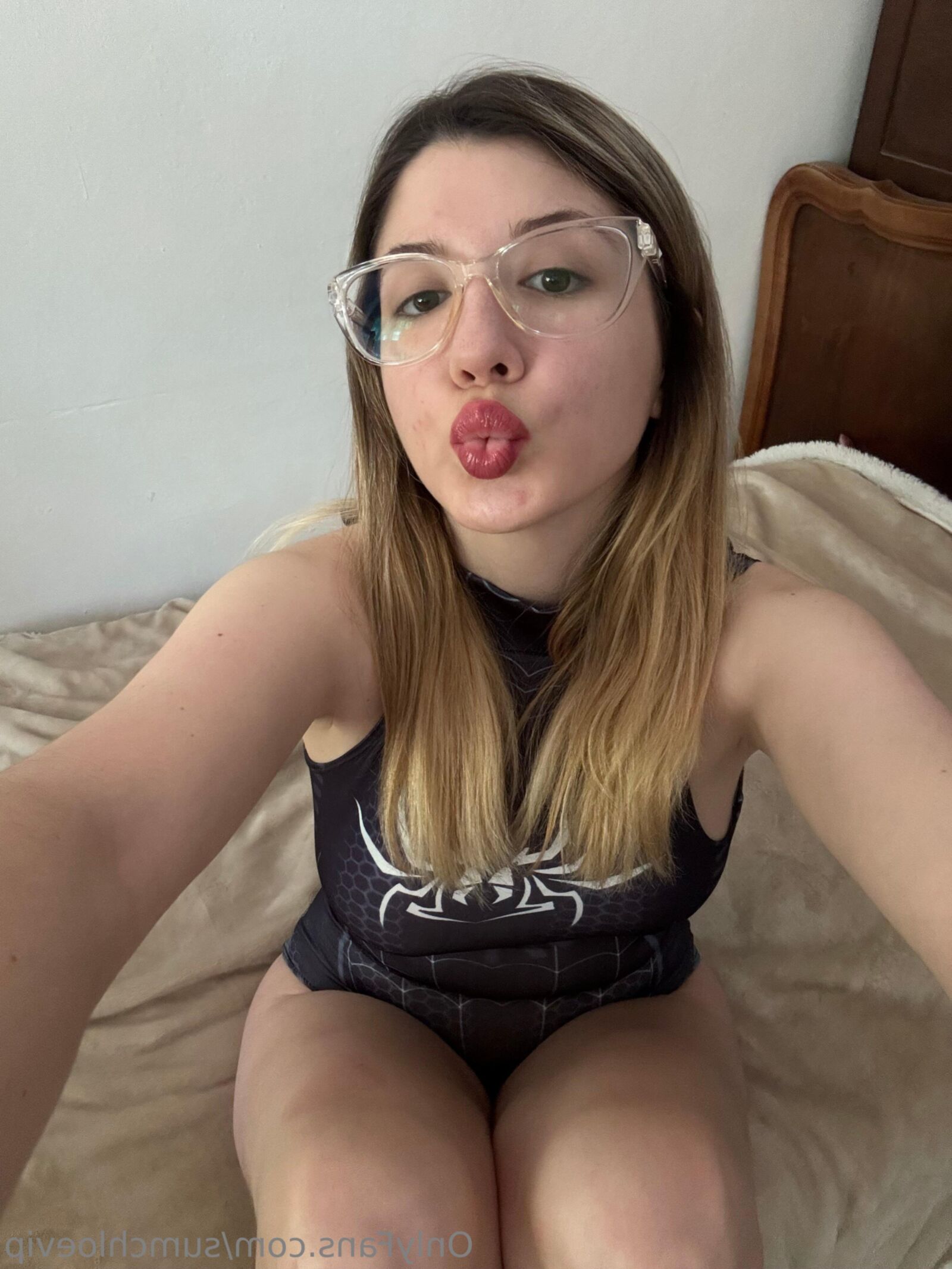 Chloe beleza sexy garota desagradável morena com óculos misturados sh