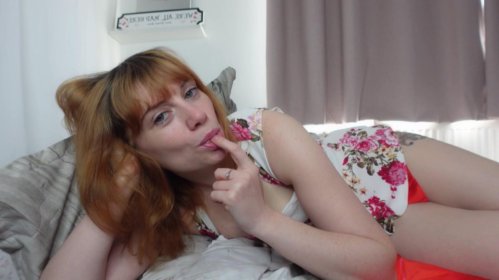 Jodie (Marie) susurrando palabras de jurisprudencia
